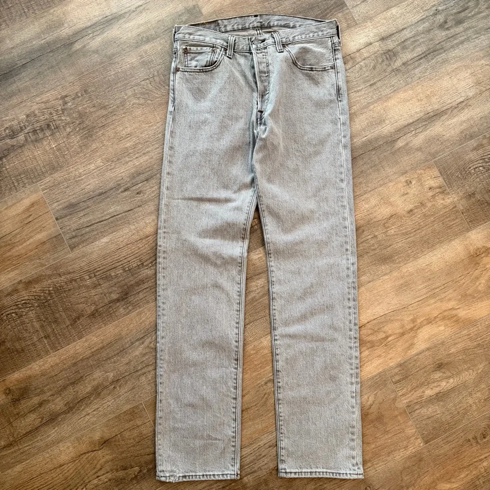 Levi's 501 Mens 30x32 Straight Leg Jeans Gray Button Fly Timeless Classic Trendy